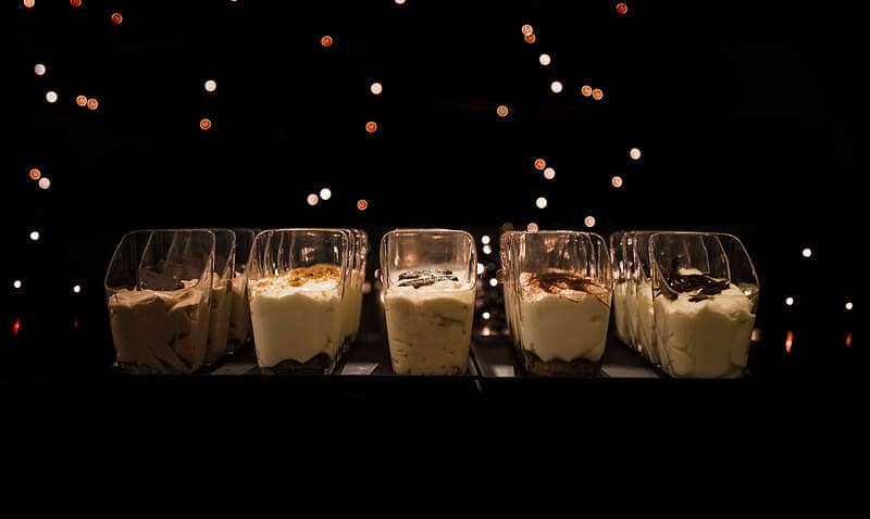Witte chocolademousse dessertglaasje