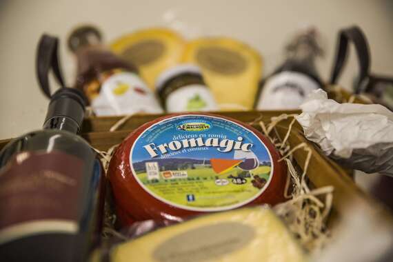 Geschenkmand - Wijn en hoevekaas Monteberg Beauvoordse Walhoeve - Geschenkmanden